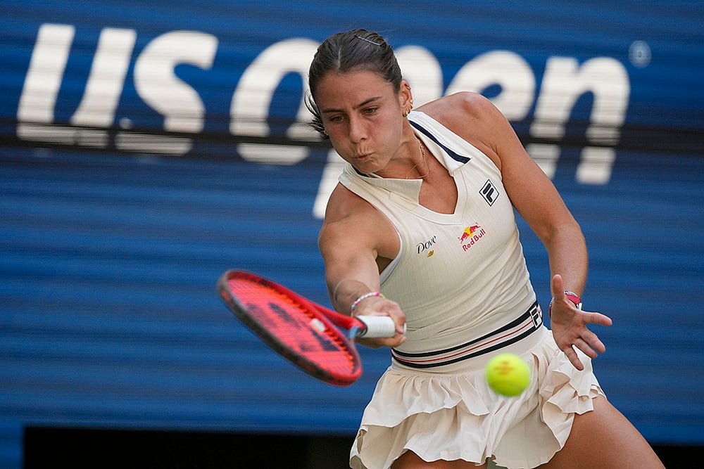 | Photo: AP/Pamela Smith : 2024 US Open quarterfinals: Emma Navarro, of the United States, returns a shot to Paula Badosa, of Spain
